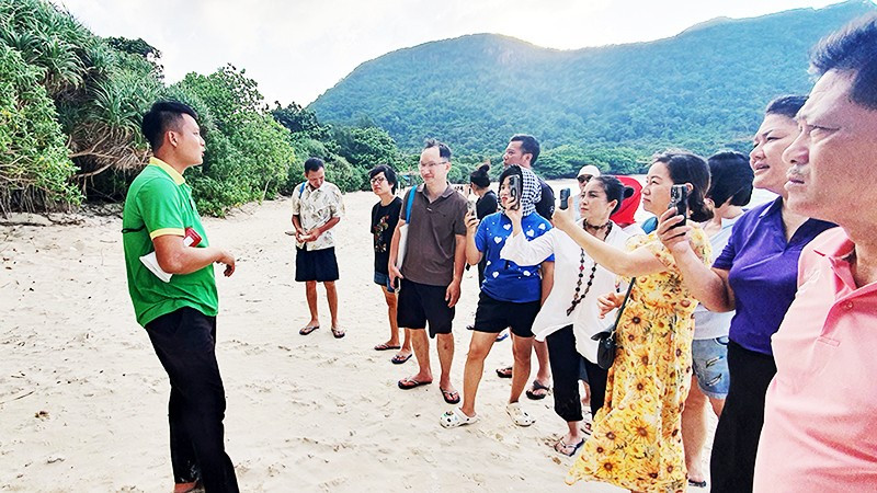 Tuyên truyền cho du khách về tầm quan trọng của rùa biển đối với hệ sinh thái đại dương. 47.jpg
