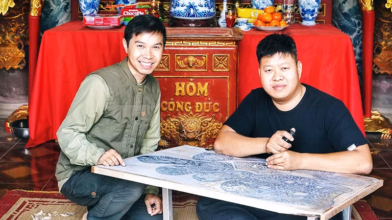 Anh Ngô Quý Đức (bên trái) kiểm tra quy trình tạo tác liễn làng Chuồn.