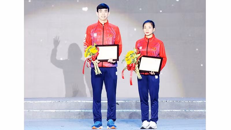 VĐV Nguyễn Huy Hoàng (trái) là một trong những niềm hy vọng vàng của thể thao Việt Nam tại SEA Games 33. Ảnh: KHIẾU MINH