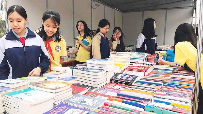 Cần giữ cho bạn đọc tiếp cận các nguồn sách, được sáng tác một cách trung thực, viết nên từ trái tim, cảm xúc con người. Ảnh: HOÀNG HOA