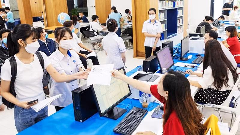 Sinh viên làm thủ tục nhập học trong mùa tuyển sinh năm 2025. 