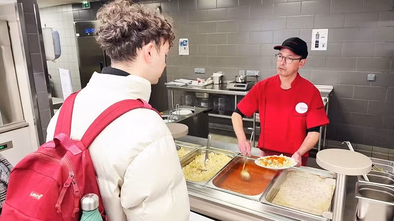 Bữa ăn giá rẻ tại một trường đại học của Pháp. Ảnh: FTV