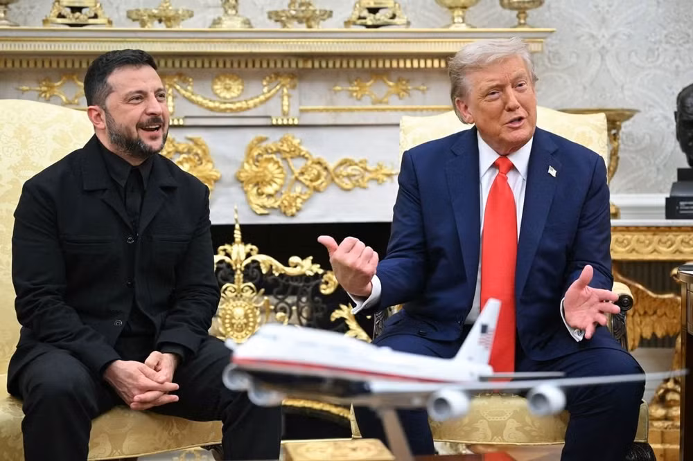 Tổng thống Mỹ D.Trump (bên phải) và người đồng cấp Ukraine Zelensky tại một cuộc gặp ở Nhà Trắng. Ảnh: THE ECONOMIST
