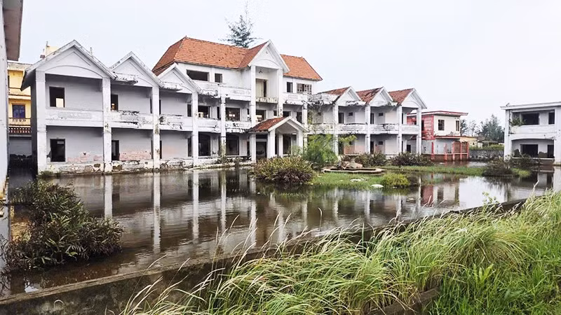 Hầu hết các khách sạn, nhà hàng ở khu du lịch Quất Lâm đều đã ngưng hoạt động, nhiều khách sạn bị bỏ hoang.