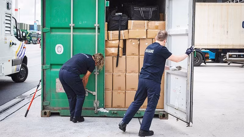 Cảnh sát kiểm tra một container nghi chứa ma túy tại cảng Antwerp. Ảnh: GETTYIMAGES