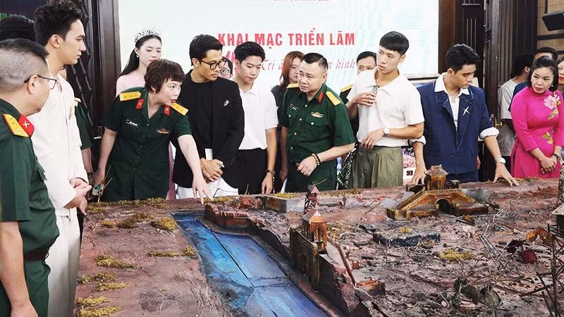 Đạo diễn Đặng Thái Huyền giới thiệu sa bàn đại cảnh trường quay bộ phim "Mưa đỏ".