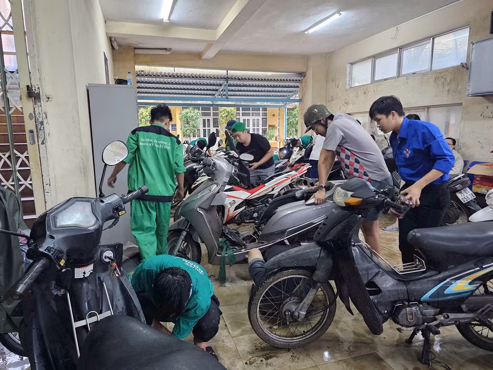 Đã có hàng nghìn chiếc xe ngâm nước được các đội tình nguyện hỗ trợ sửa chữa giúp người dân.