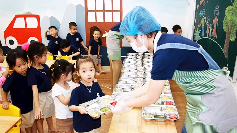 Hoạt động bán trú của học sinh tiểu học tại phường Nam Định.
