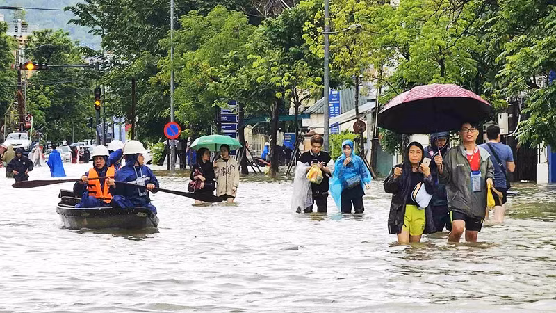 Ngập lụt trên nhiều tuyến phố do mưa lớn tại TP Huế. Ảnh: NGUYỄN LUẬN