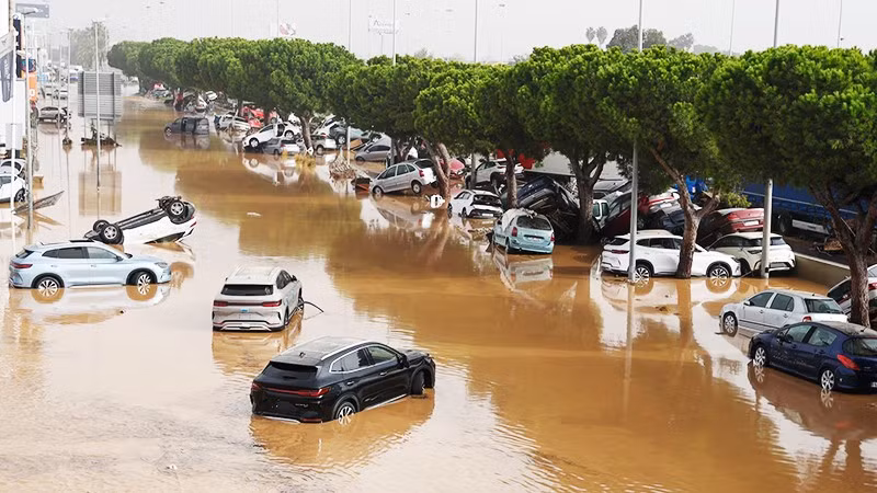 Mưa lũ gây hậu quả nghiêm trọng ở Valencia. Ảnh: AP