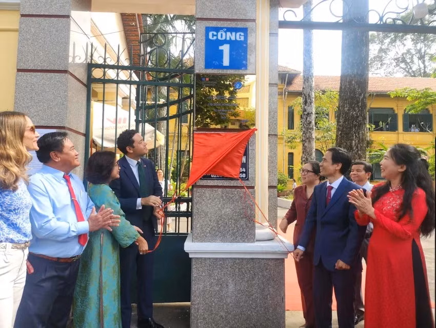 Trường THCS Hồng Bàng (phường Chợ Lớn, TP Hồ Chí Minh) vừa vinh dự được gắn biển trường có chương trình dạy tiếng Pháp đạt chuẩn quốc tế