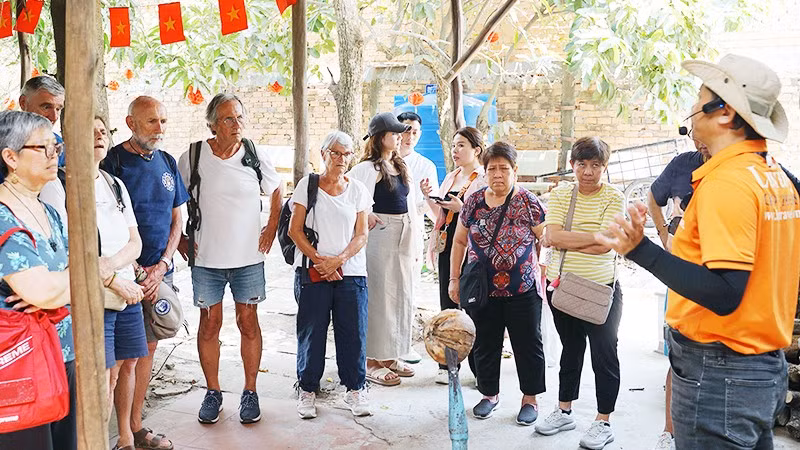 Du khách tham quan các làng nghề truyền thống tại Đồng bằng sông Cửu Long. Ảnh: NGUYỆT ANH
