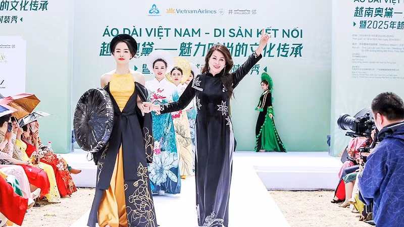 Nhà thiết kế Hàn Phượng (áo dài đen bên phải) giới thiệu bộ sưu tập “Sắc núi”.