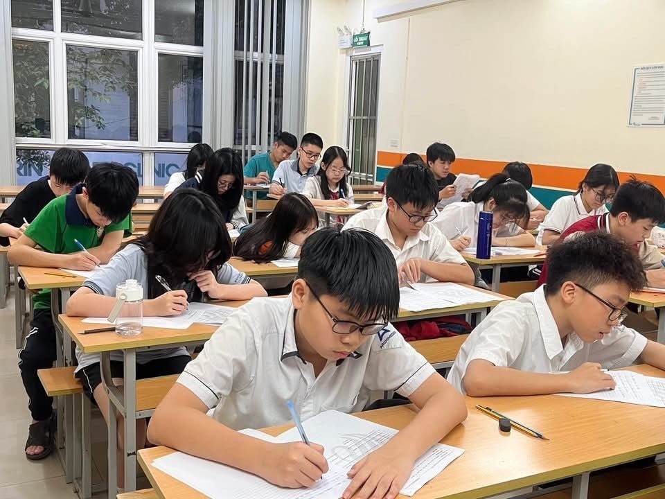 Các sĩ tử lớp 9 miệt mài ôn luyện cho Kỳ thi vào lớp 10.