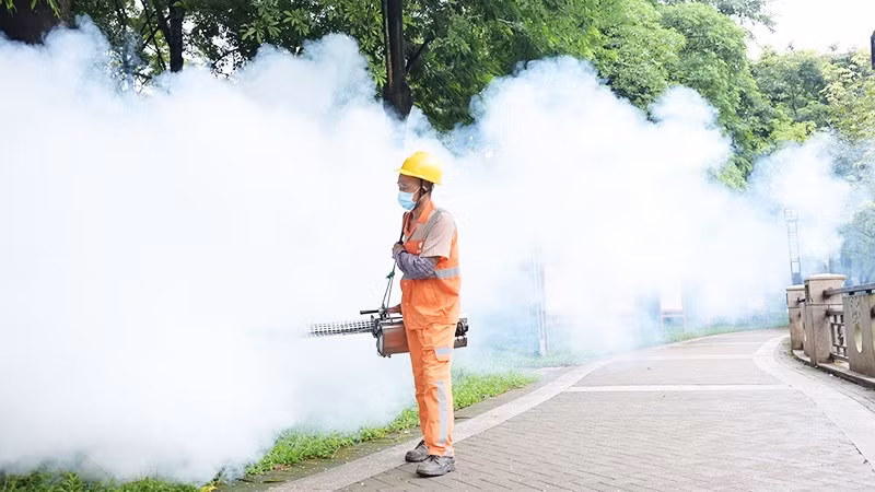 Phun thuốc ngăn chặn sự lây lan dịch chikungunya tại tỉnh Quảng Đông. Ảnh: GETTY IMAGES