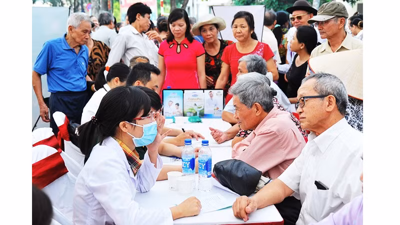 Tư vấn và khám bệnh miễn phí cho người cao tuổi. Ảnh: HẢI NAM