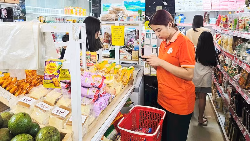 Từ năm 2026, hộ và cá nhân kinh doanh phải thực hiện nộp thuế theo phương pháp kê khai. Ảnh: NGUYỆT ANH