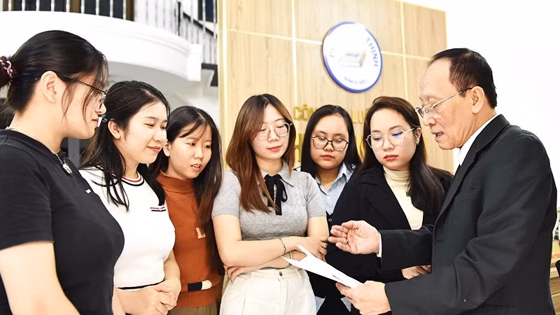 Trao đổi công việc hằng tuần với các luật sư trẻ, Luật sư Võ Văn Thêm nhắc nhở: “Một luật sư giỏi không chỉ thông thạo luật pháp, mà phải biết lắng nghe tiếng lòng của con người”.Ảnh: GIẢN THANH SƠN