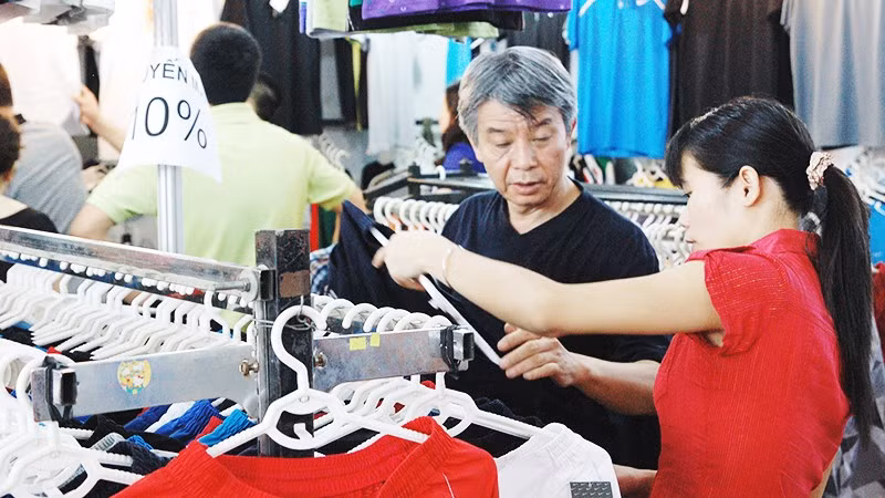 Săn hàng khuyến mại hoặc giảm giá đang được nhiều người tiêu dùng lựa chọn. Ảnh: NAM NGUYỄN