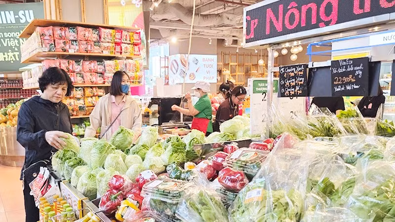 Nhờ nguồn cung lớn và các chương trình bình ổn, giá cả tại hệ thống siêu thị ổn định hơn. Ảnh: NGUYỄN NAM