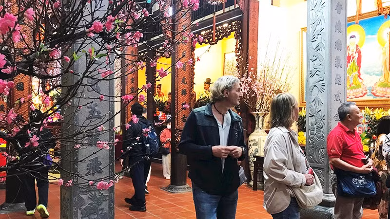 Nhiều di tích trong phố cổ Hà Nội trở thành điểm đến thu hút du khách và người dân dịp Tết cổ truyền Xuân Bính Ngọ 2026. Ảnh: TÚ NHI