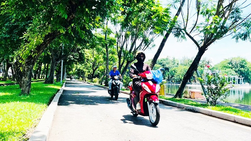 Vẫn có tình trạng xe máy đi lại trong công viên, gây nguy cơ va chạm và ô nhiễm. 162.jpg
