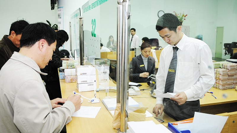 Giao dịch tại ngân hàng Vietcombank. Ảnh: NAM NGUYỄN 231.jpg