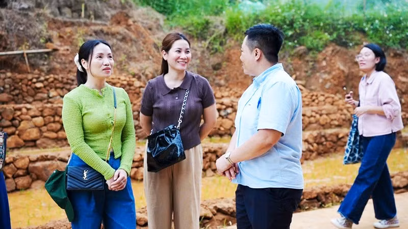 Người dân cùng tham gia sắp đặt không gian triển lãm, trực tiếp dẫn dắt du khách trải nghiệm.