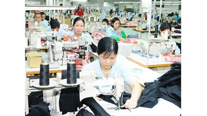 Người lao động không có quyền quyết định mức đóng của mình, khoản đóng BHXH hoàn toàn phụ thuộc mức lương được ghi trong hợp đồng lao động. Ảnh: HẢI NAM