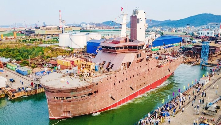 Hạ thủy tàu dịch vụ điện gió CSOV số 3, đóng mới tại Công ty Đóng tàu Hạ Long. Ảnh: KHẮC ANH 122.jpg