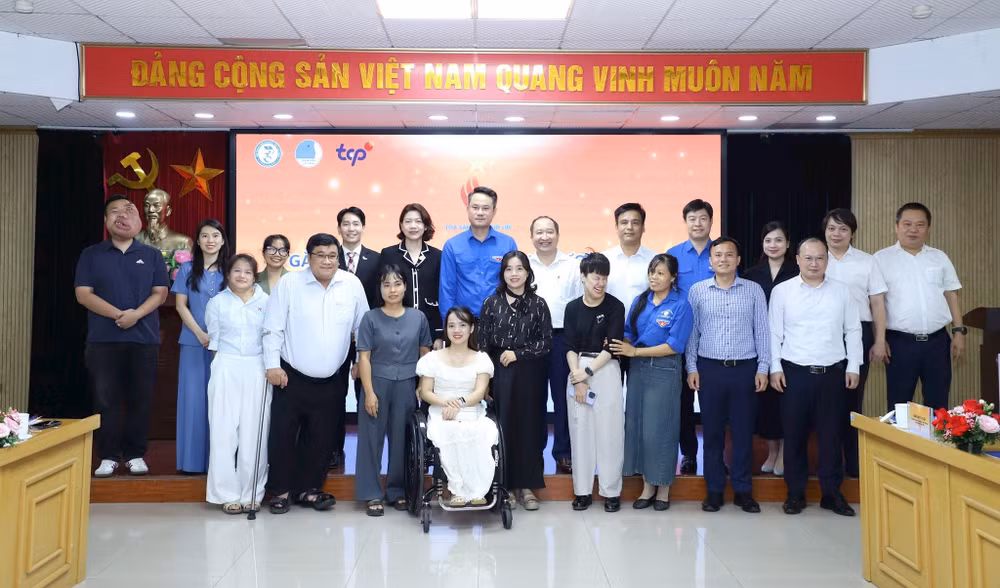 Các đại biểu chụp ảnh cùng thanh niên khuyết tật tiêu biểu tại lễ ra mắt chương trình "Tỏa sáng Nghị lực Việt" năm 2026. Ảnh: ĐĂNG HẢI