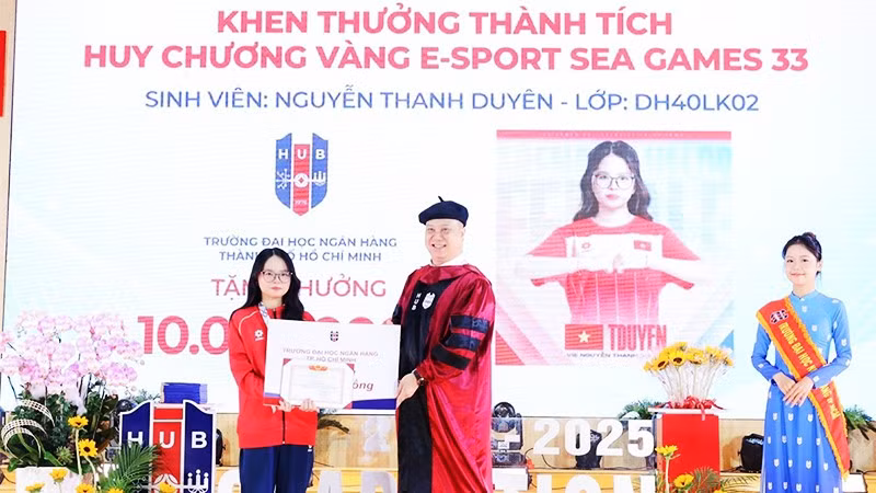 Tuyên dương nữ sinh viên giành Huy chương vàng SEA Games 33
