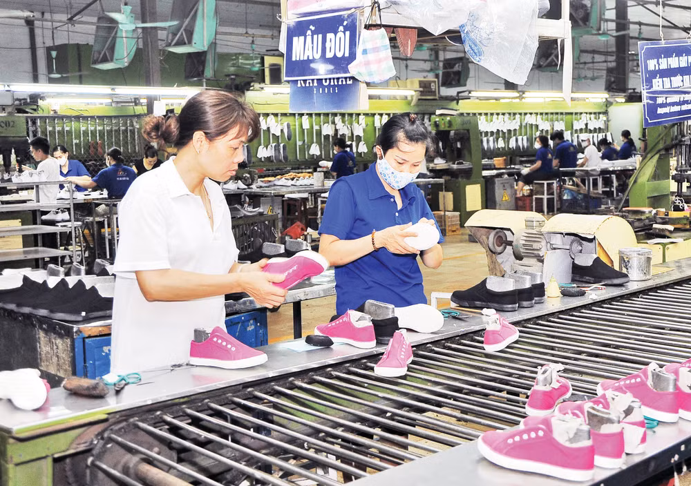 Các doanh nghiệp giày dép cần tuân thủ quy định về tiêu chuẩn, xuất xứ và sản xuất bền vững. Ảnh: NAM ANH