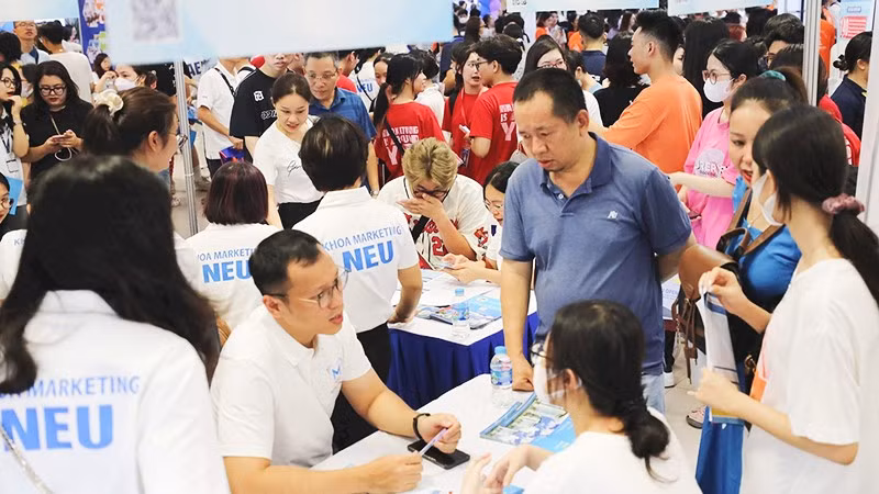 Hoạt động tư vấn tuyển sinh năm 2025 của Đại học Kinh tế quốc dân Hà Nội.