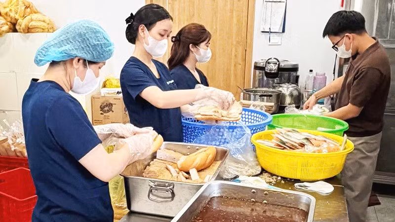 Chuẩn bị bữa ăn trước khi mang tới bệnh viện.
