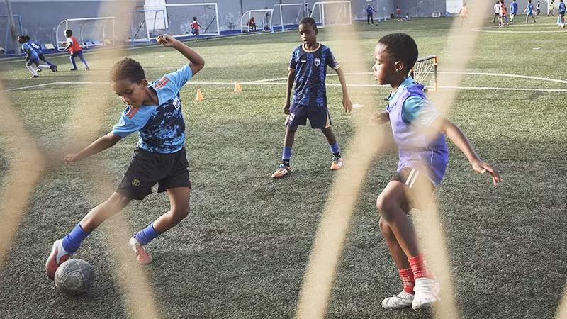 Các học viên trẻ luyện tập tại Học viện Bola Pra Frente. Ảnh: REUTERS