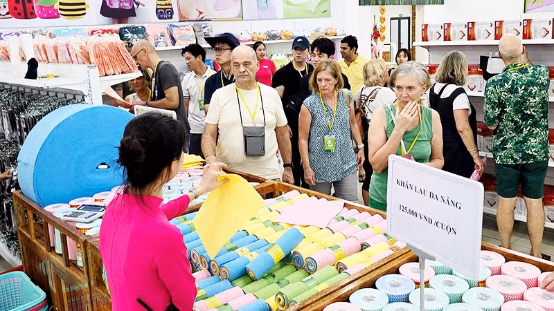 Du khách tham quan một trung tâm mua sắm. Ảnh: NAM NGUYỄN