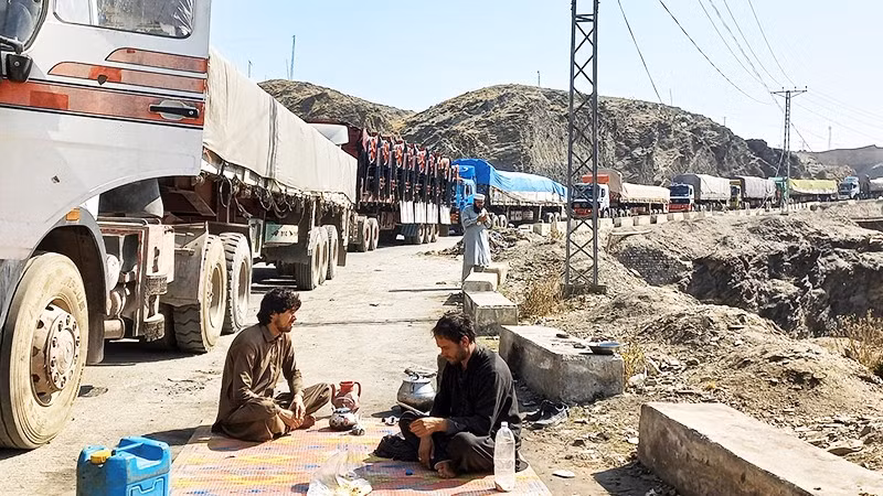 Hàng hóa ùn ứ sau khi Pakistan đóng cửa khẩu với Afghanistan. Ảnh: AL-JAZEERA