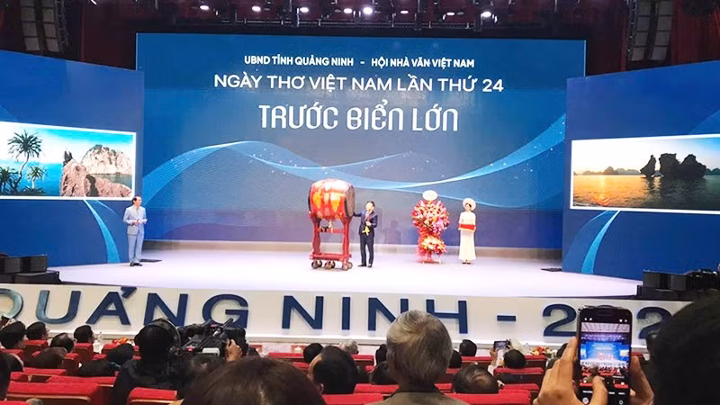 Tổ chức tốt Ngày thơ Việt Nam trên đất mỏ