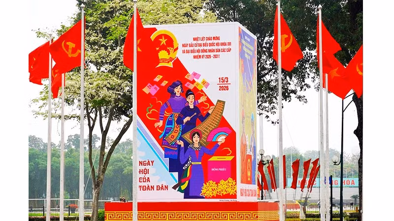 Đường phố Hà Nội trang hoàng rực rỡ chào mừng ngày bầu cử đại biểu Quốc hội và HĐND các cấp.