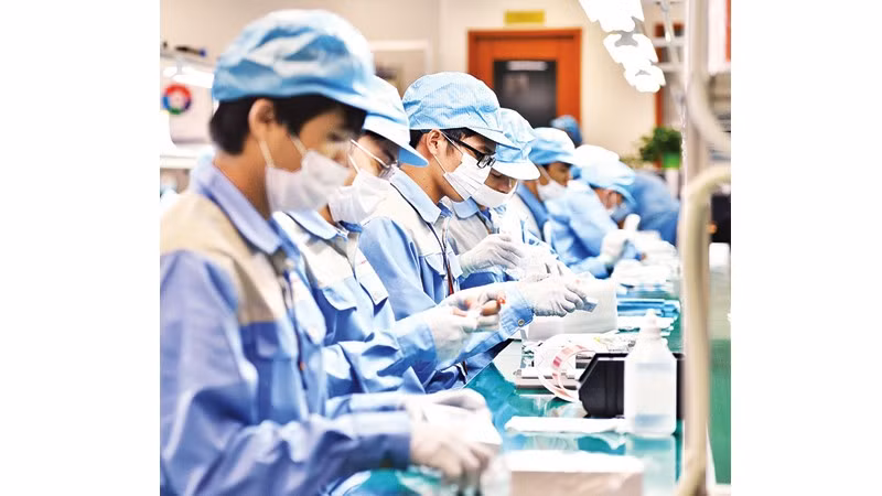 Người lao động mong muốn điều chỉnh tăng lương tối thiểu vùng để có thêm thu nhập trang trải cuộc sống. Ảnh: NAM NGUYỄN