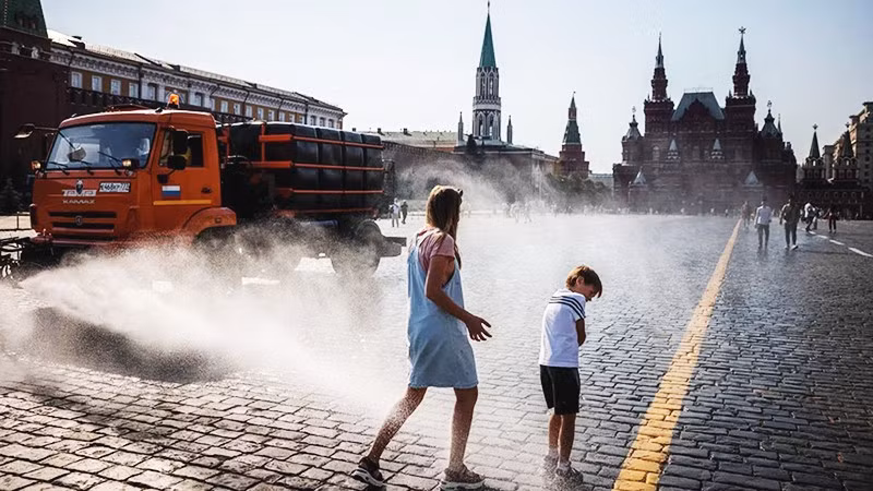Xe phun nước giải nhiệt ở Thủ đô Moscow. Ảnh: CNN