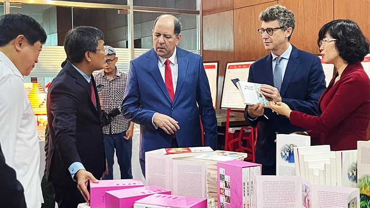 Trưng bày các tác phẩm sáng tác về Chủ tịch Hồ Chí Minh.