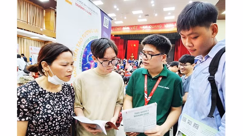 Tư vấn ngành học cho học sinh tại Trường Điện - Điện tử (Đại học Bách khoa Hà Nội) sáng 19/7. 