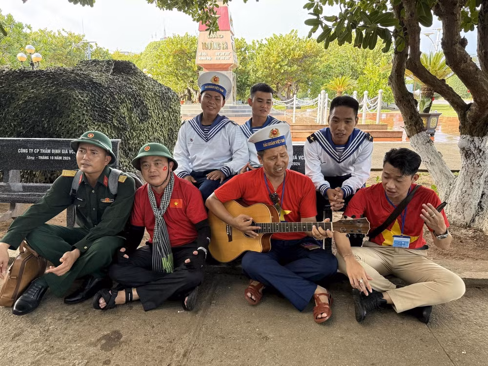 Văn công xung kích hát phục vụ các chiến sĩ tại đảo Trường Sa.