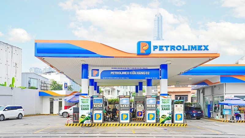 Tập đoàn Xăng dầu Việt Nam (Petrolimex) sẽ thí điểm kinh doanh xăng sinh học E10 (xăng E10) ở các cửa hàng thuộc địa bàn TP Hồ Chí Minh (trước sáp nhập) từ ngày 1/8. Ảnh: PETROLIMEX