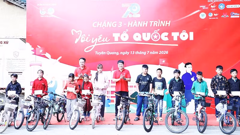 Tặng quà cho học sinh có hoàn cảnh khó khăn của Trường Phổ thông dân tộc bán trú - THCS Lũng Cú.