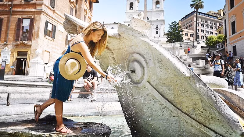 Người dân Italy giải nhiệt tại vòi phun nước công cộng. Ảnh: GETTYIMAGES