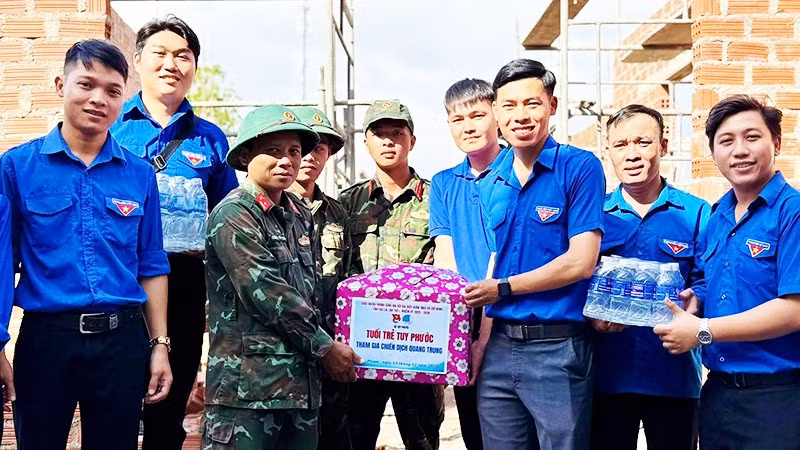 Tuổi trẻ Gia Lai cùng các lực lượng chung tay dựng xây lại những căn nhà bị sập, đổ do bão lũ.