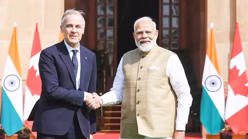 Thủ tướng Ấn Độ Narendra Modi gặp gỡ người đồng cấp Canada Mark Carney (bên trái). Ảnh: REUTERS